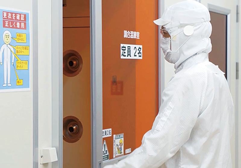 [写真] 製造現場に入室する際の様子