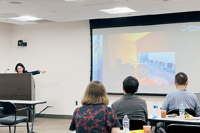 [写真] 宮地先生の考える「meditative communication」について解説される様子