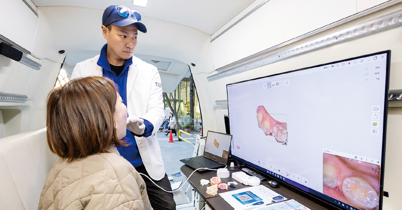 [写真] 医療MaaS車両で診察する長縄先生