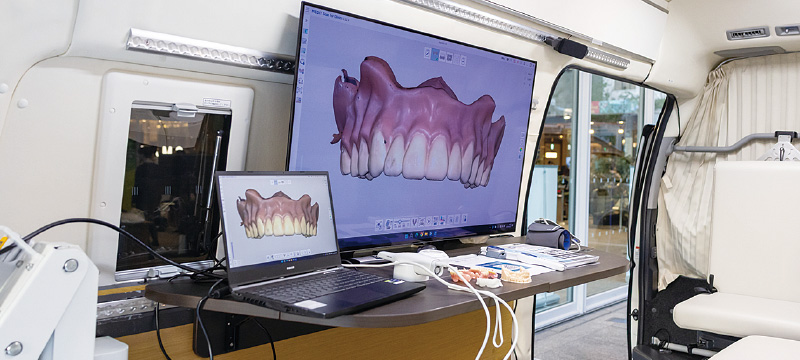 [写真] 移動型医療車両の社内