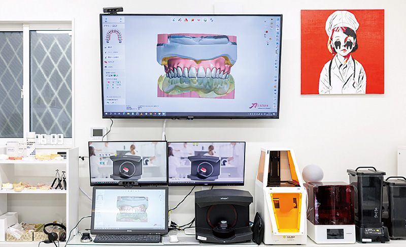 [写真] デジタルデンチャー製作に必要な器材と長縄先生作の絵