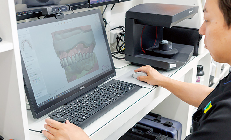 [写真] 歯科用CAD装置「カタナシステム」を使って義歯のデザインを行う