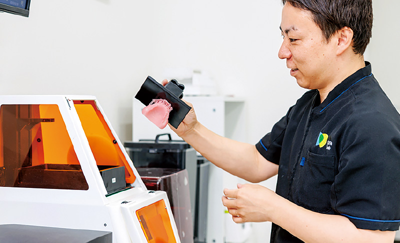 [写真] 3Dプリンターで試適用の義歯をプリントしたところ