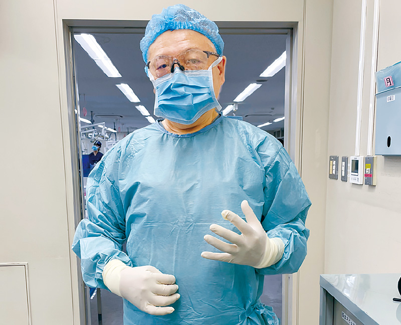 [写真] 復帰後、初めてオペに参加する川口先生