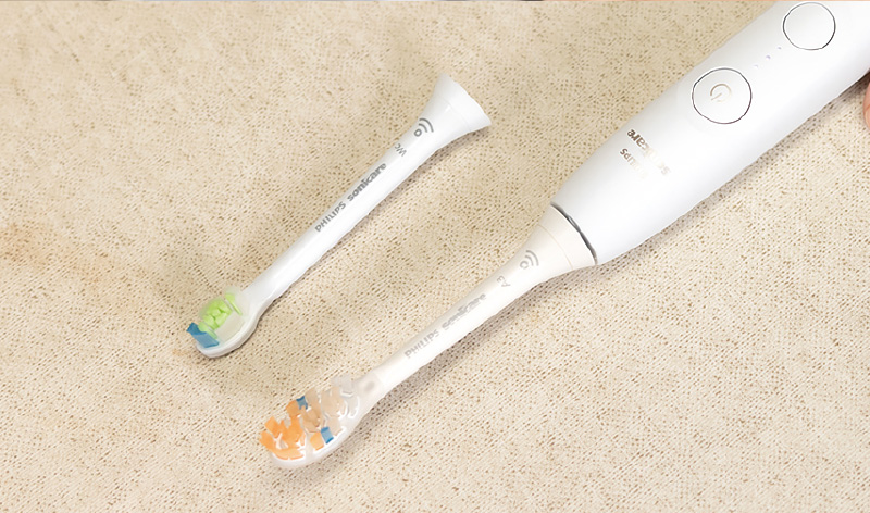 [写真] 「プレミアムオールインワンブラシ」と「ホワイトプラス コンパクトブラシ」