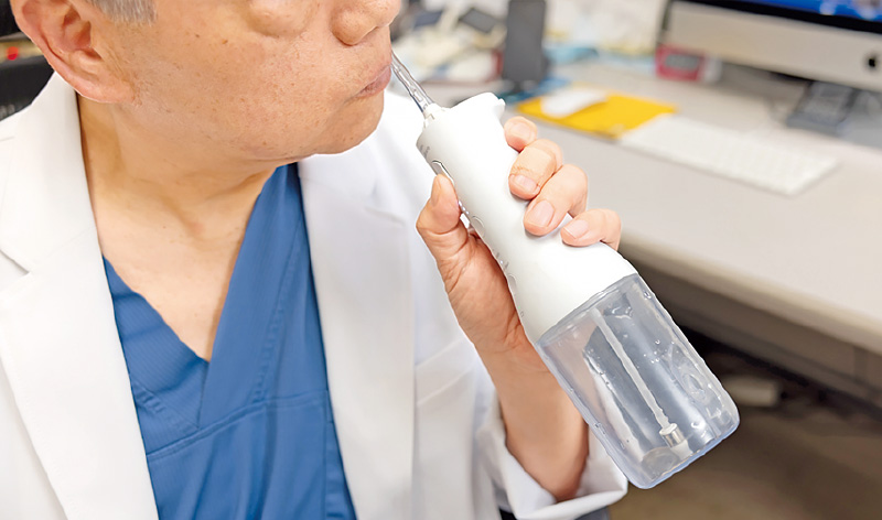 [写真] 「パワーフロッサー」を使用している様子