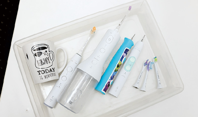 [写真] 川口先生の研究室に置かれた口腔ケアグッズ