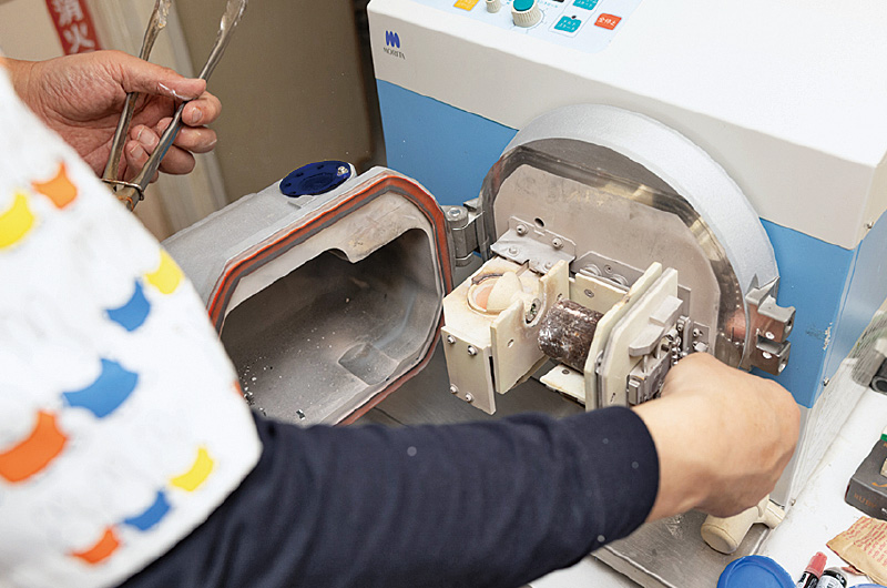 [写真] 「エアロマーズ SV」を使った自家技工の様子