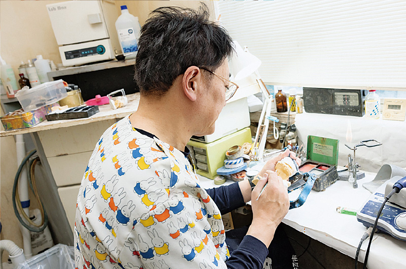 [写真] 「エアロマーズ SV」を使った自家技工の様子