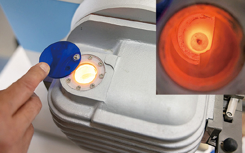 [写真] 金属目視窓より融解の状況や鋳造のタイミングを確認する