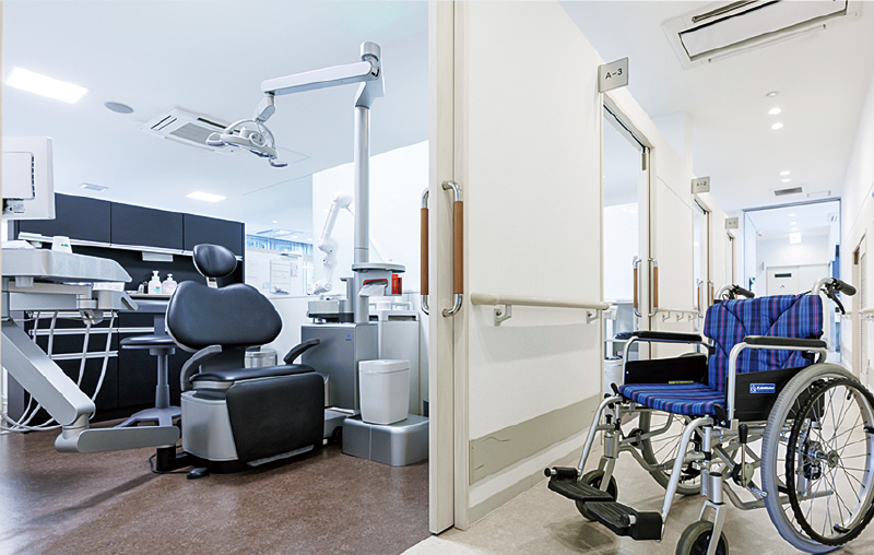 [写真] 車椅子をチェアユニットに横付けできるスペース