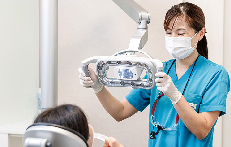 [写真] 「ルナビューショット」を用いた5枚法撮影を行う様子