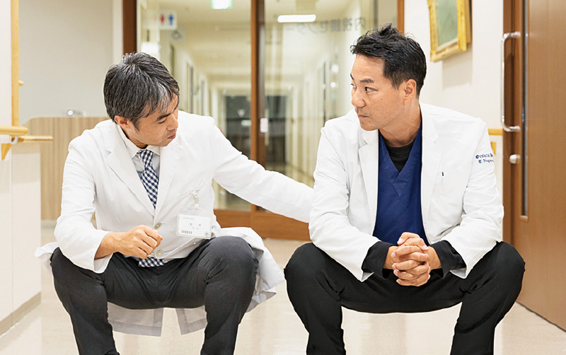 [写真] 長縄先生に正しい“いきみ方”を指導する矢野先生