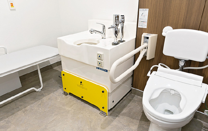 [写真] 病院内に設置された「オストメイト対応トイレ」