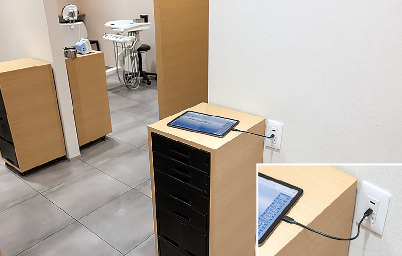 [写真] タブレットと移動式のワゴンで全てが完結するシンプルな診療室