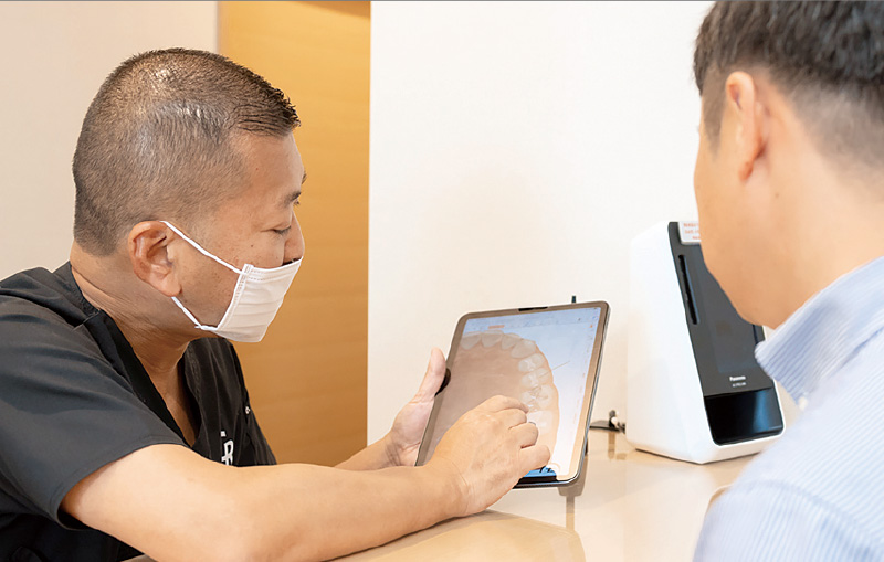 [写真] タブレットを使用する様子