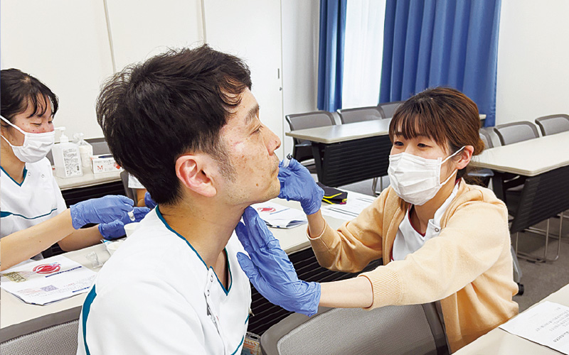 [写真] 嚥下ファシリテータ育成コースの実技講習の様子