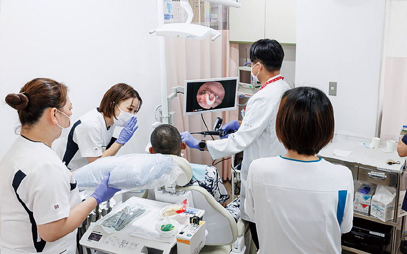 [写真] 嚥下外来でVE（嚥下内視鏡検査）を行っている様子