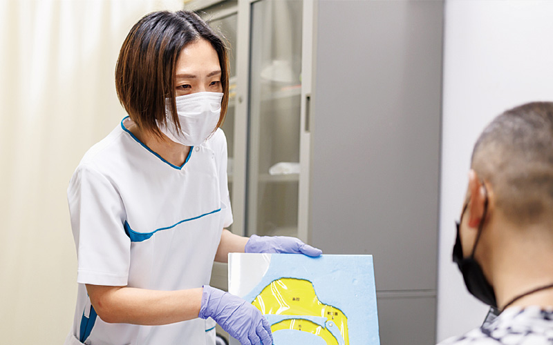 [写真] カンファレンス後の言語聴覚士によるリハビリ指導や、管理栄養士による栄養指導の様子