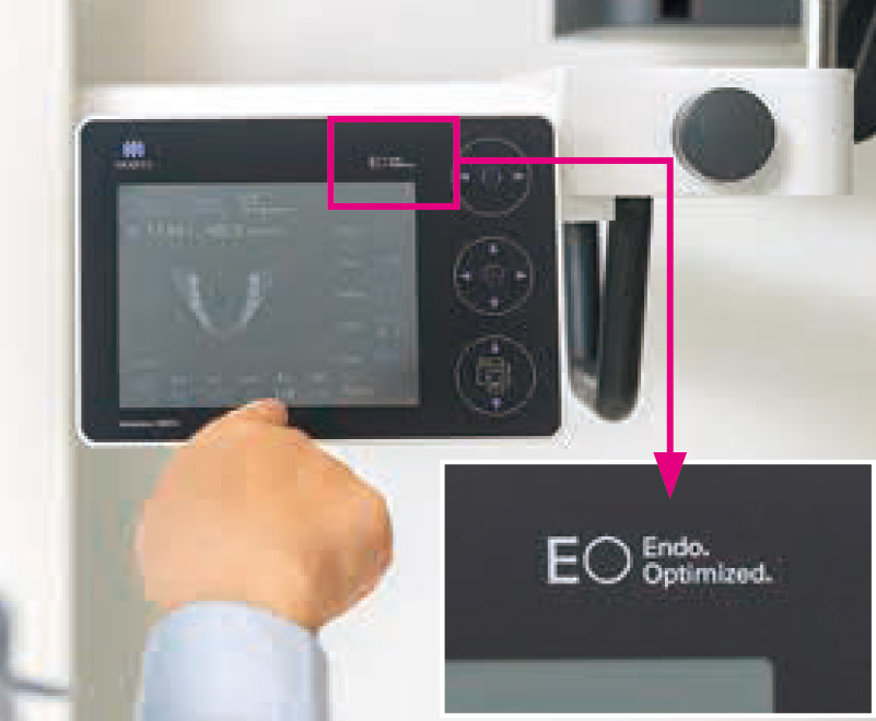 [写真] 「ベラビューX800+」の「EO」のロゴマーク