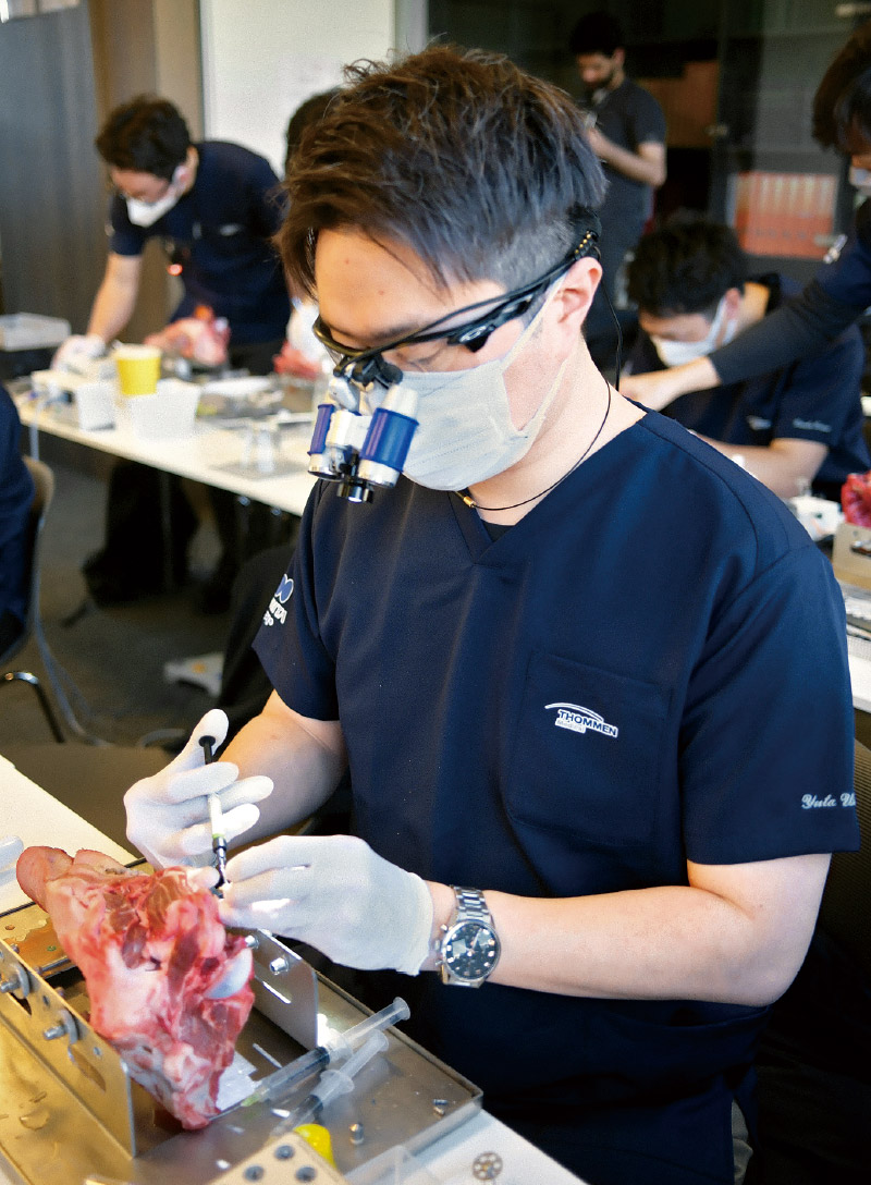 [写真] Dr. Markus Hürzelerによる抜歯後即時インプラント埋入実習