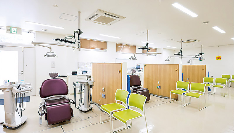 [写真] 白を基調にした明るい雰囲気の診療室