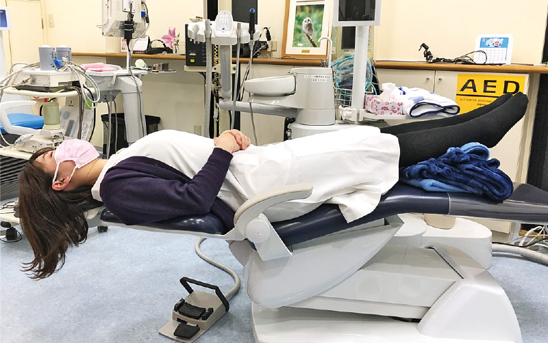 [写真] タオルやブランケットを利用した下肢挙上の例