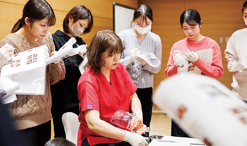 [写真] 1つの部位の説明が終わると、受講者全員が石原衛生士の周りに集まり、デモンストレーションを見学する