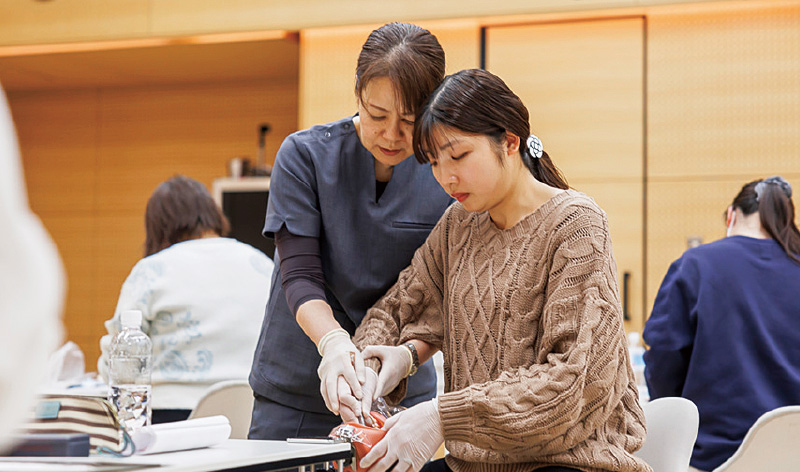 [写真] サブ講師としてサポートにつかれていたCOCO DentMedicalの佐藤徹子衛生士
