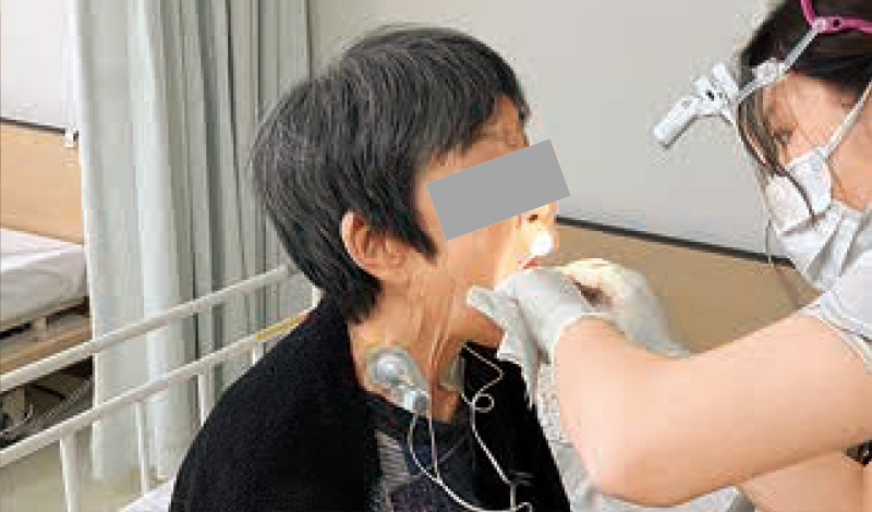 [写真] 摂食嚥下リハビリテーションの様子
