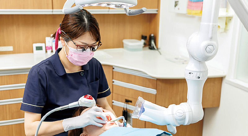 [写真] 診療中の豊田さん